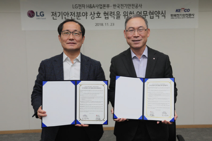▲23일 LG전자 창원R&D센터에서 조성완 한국전기안전공사 사장(왼쪽)과 송대현 LG전자 H&A사업본부장(사장)이 ‘전기안전 분야 상호협력을 위한 업무협약’을 체결한 뒤 기념촬영을 하고 있다.(전기안전공사)
