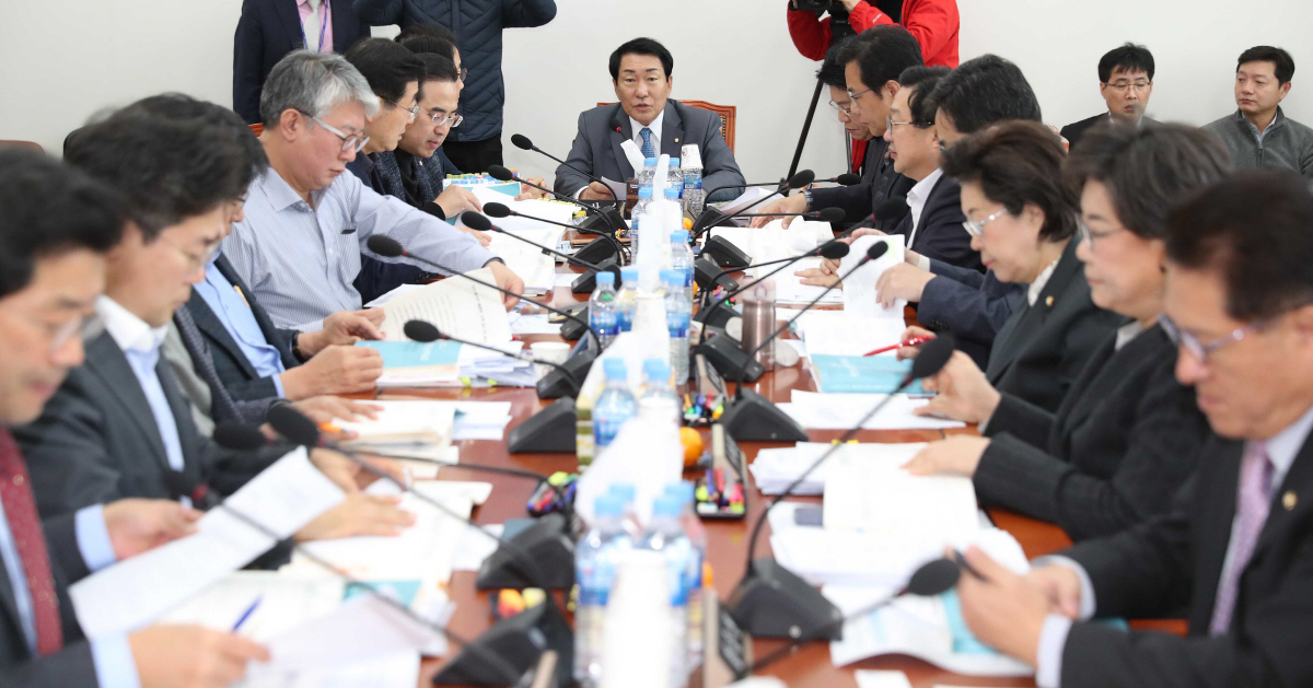 ▲24일 국회에서 열린 예산결산특별위원회 예산안등조정소위원회 회의에서 안상수 예결위 위원장이 회의를 주재하고 있다. 연합뉴스