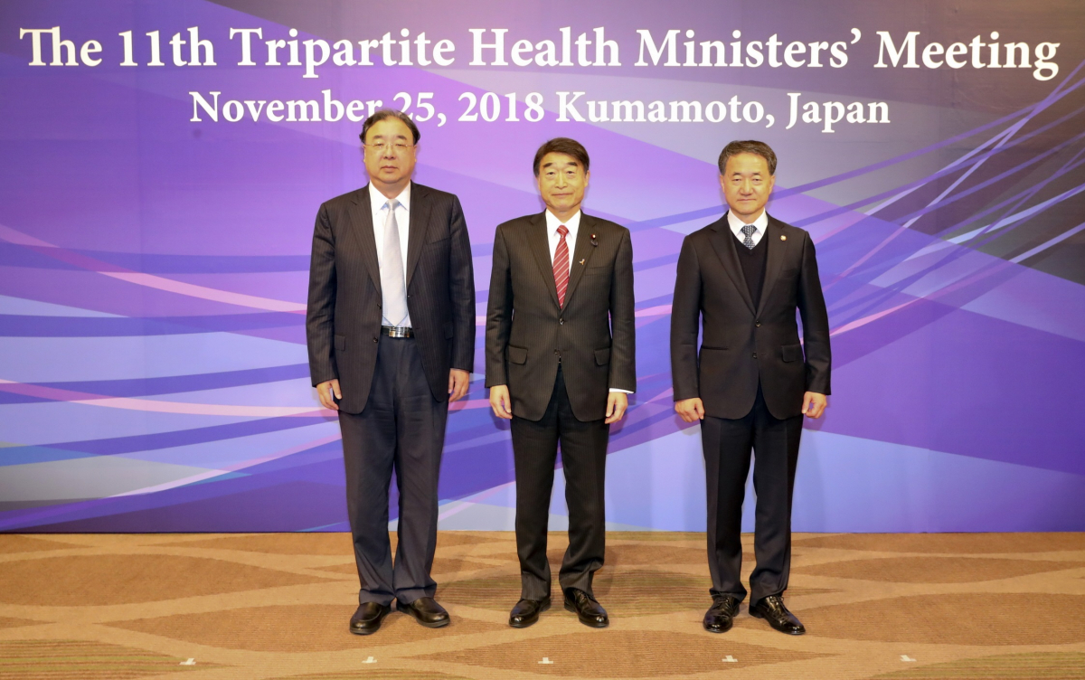 ▲(왼쪽부터) 마 샤오웨이(MA Xiaowei) 중국 국가위생건강위원회 주임(장관), 네무토 타쿠미(NEMOTO Takumi) 일본 후생노동성 대신(장관), 박능후 보건복지부 장관이 24일부터 이틀간 일본 구마모토에서 개최된 ‘제11차 한·중·일 보건장관회의’에 참석하기에 앞서 기념촬영을 하고 있다.(제공=보건복지부)