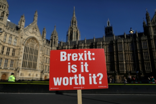 ▲영국 런던 국회의사당 앞에 브렉시트에 반대하는 푯말이 세워져있다. 런던/로이터연합뉴스
