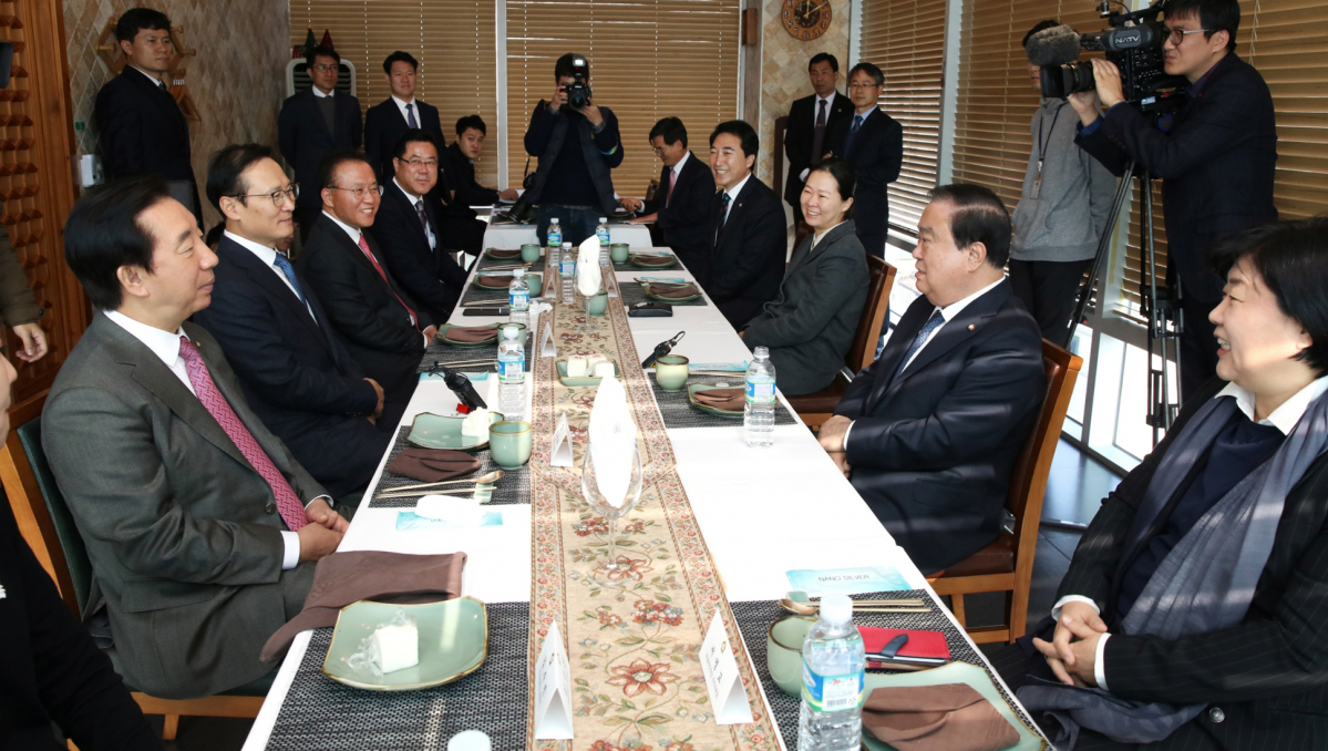 ▲문희상 국회의장(오른쪽에서 두 번째)이 26일 서울 마포구에 있는 한식당에서 교섭단체 원내대표단과 오찬 간담회를 하고 있다.(연합뉴스)