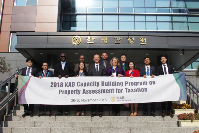 ▲26일 ‘한국감정원 지가산정 역량강화 글로벌 초청연수’ 개회식에서 참석자들이 단체사진을 촬영하고 있다(사진=한국감정원)