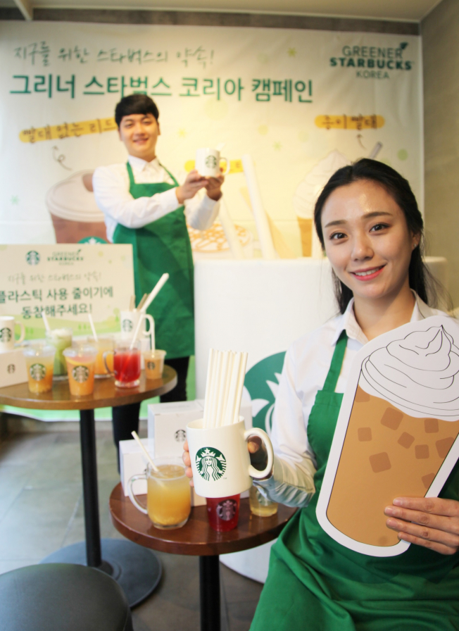 ▲스타벅스커피코리아가 본격적으로 종이빨대를 전국 매장에 확대 도입한다. (사진제공=스타벅스)