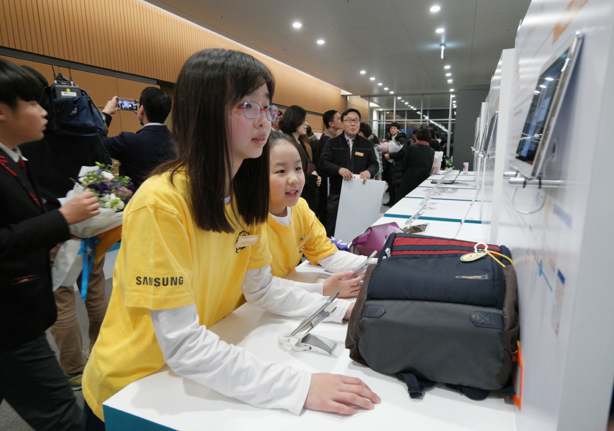 ▲2017년 11월 서울 우면동 삼성전자 ‘서울 R&amp;D 캠퍼스’에서 개최된 ‘삼성전자 주니어 소프트웨어 창작대회’ 수상자들이 전시회에서 애플리케이션을 시험해보고 있다. 사진제공=삼성전자