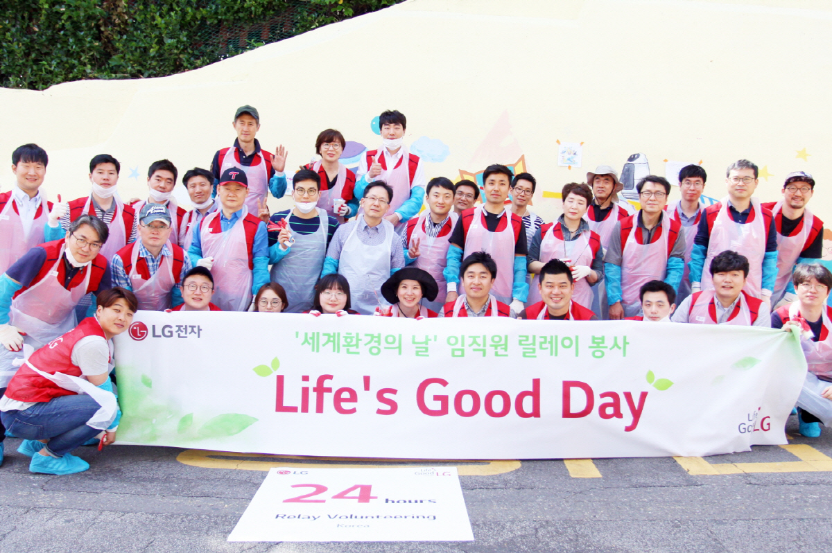 ▲LG전자 국내외 임직원들이 6월 환경의 날을 맞아 공원, 공장, 학교 등을 찾아가 묘목심기, 쓰레기 줍기, 벽화 그리기 등 다양한 환경보호 활동을 펼쳤다. 사진제공=LG전자
