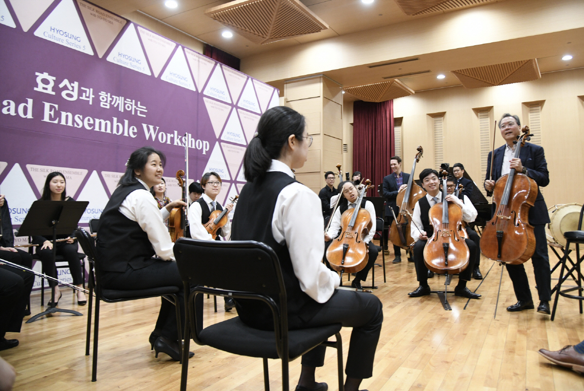 ▲지난 10월 세계적인 첼리스트 요요마와 효성이 함께 후원하는 5번째 티칭 클래스가 열렸다. 요요마와 실크로드 앙상블 단원들이 온누리사랑챔버 오케스트라 단원들에게 연주지도를 하고 있다. 사진제공 효성그룹