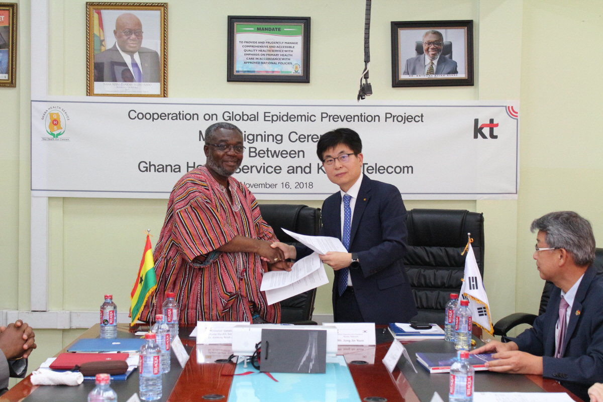 ▲지난 16일 빅데이터를 활용한 감염병 확산방지 시스템 구축 협력 MOU’ 체결식에서 안소니 나시아 아사레 가나보건청장(왼쪽)과 KT 홍보실장 윤종진 부사장이 기념촬영을 하고 있다. 사진제공 KT