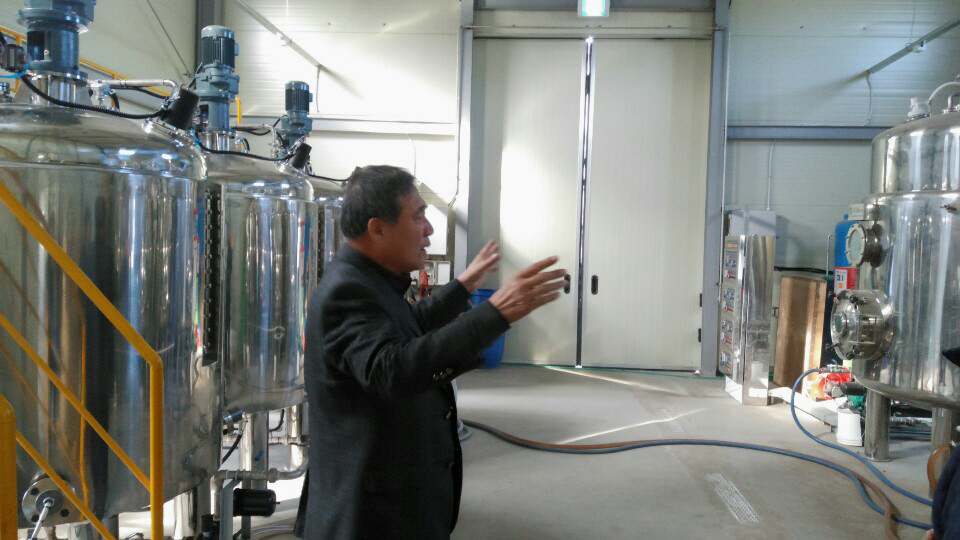 ▲정철근 충주한돈영농조합법인 대표가 충북 충주시 용관동 조합 사무실에서 액비 발효 장치를 설명하고 있다.