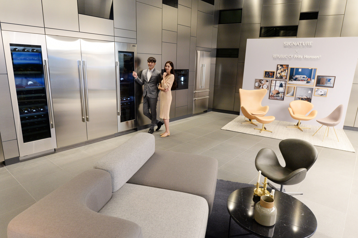 ▲LG전자가 27일부터 2주간 서울 강남구 논현동에 위치한 시그니처 키친 스위트 논현 쇼룸에서 덴마크 명품 리빙브랜드 '프리츠 한센'과 공동으로 연출한 프리미엄 주방과 거실을 선보인다. 양사 주요 제품들을 활용해 연출한 공간에서 LG전자 모델들이 포즈를 취하고 있다.(사진제공 LG전자)