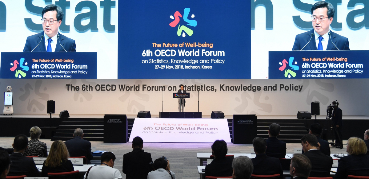 ▲김동연 경제부총리 겸 기획재정부  장관이 27일 인천시 연수구 송도컨벤시아에서 열린 '제6차 OECD세계포럼'에 참석해 환영사를 하고 있다.(제공=기획재정부)