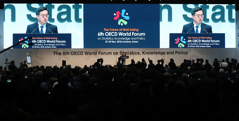 ▲김동연 경제부총리 겸 기획재정부 장관이 27일 오전 인천시 연수구 송도컨벤시아에서 열린 '제6차 OECD세계포럼' 개막식에서 축사하고 있다. (연합뉴스)