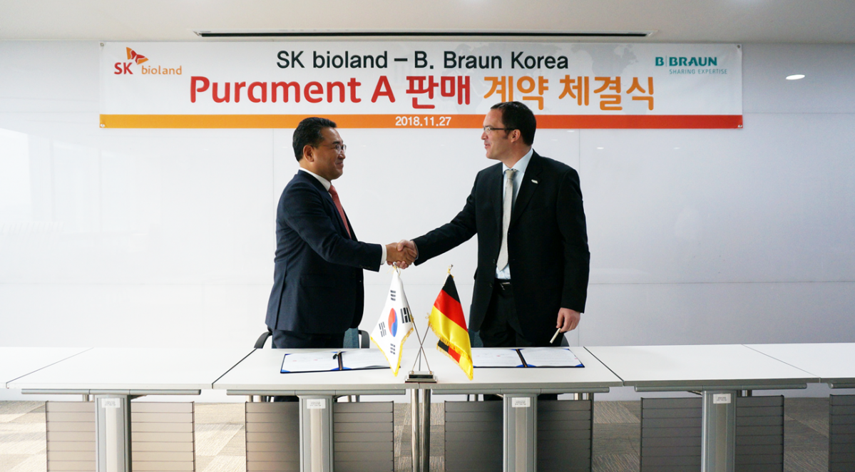 ▲이근식 SK 바이오랜드 대표(왼쪽)가 27일 서울 강남구 비브라운 코리아에서 스테판 소이카 대표와 만나 SK 바이오랜드의 항균 골시멘트 Purament-A® 판매계약을 체결하고 악수를 나누고 있다.(사진제공=SK바이오랜드)