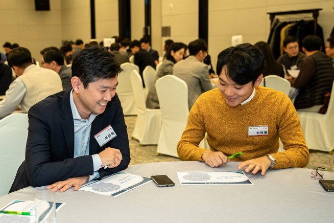 ▲지난 26일 고양 엠블호텔에서 개최된 ‘리버스 멘토링 동상일몽’ 발대식에서 신의철 매니저(멘토, 오른쪽)와 서준혁 부회장(멘티, 왼쪽)가 이야기를 나누고 있다.(사진=대명그룹)
