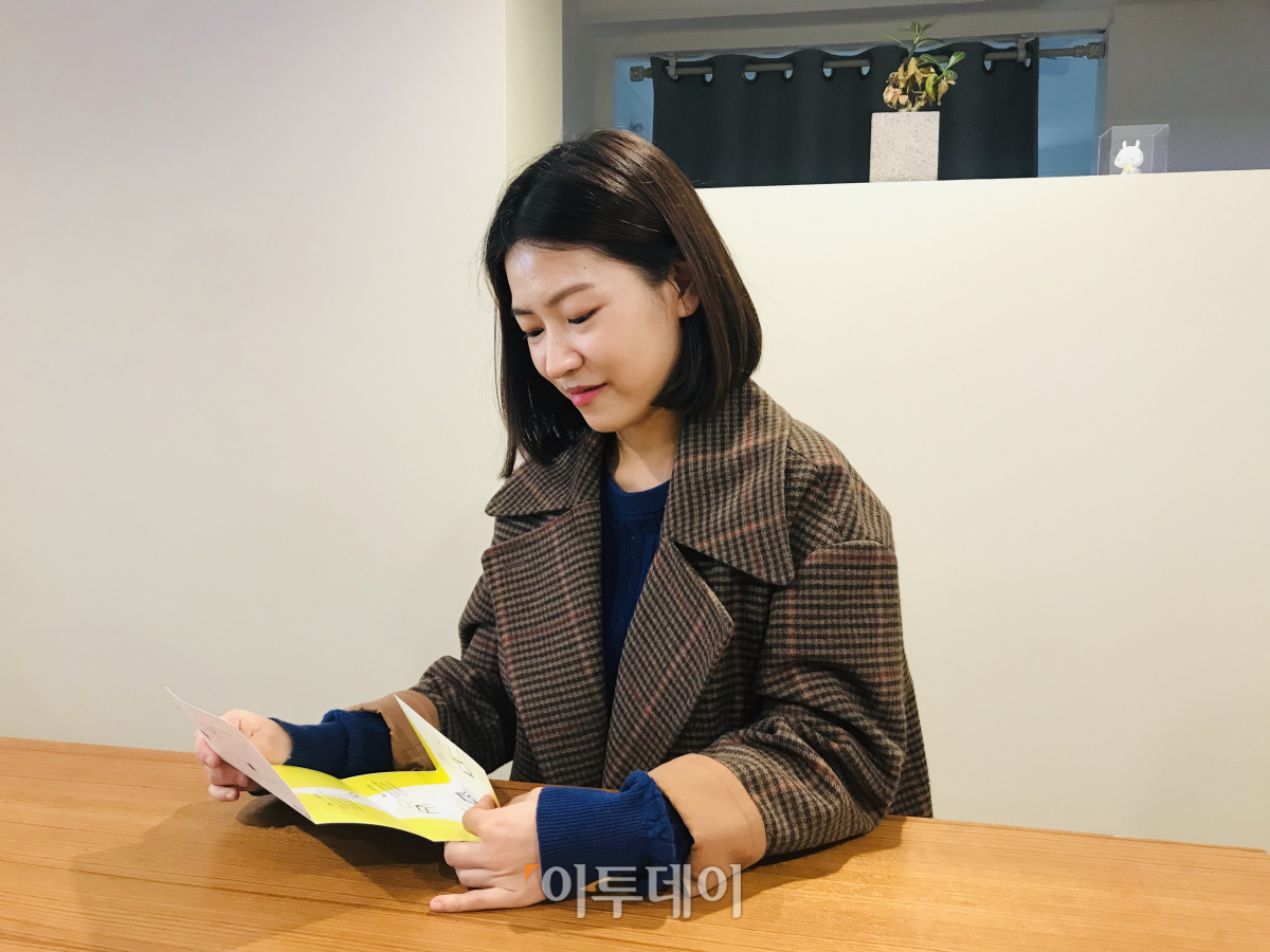 ▲해당 전시를 기획한 오정은(27) 팀장은 인터뷰 내내 자신의 목표를 이루기 위해 노력하는 사람은 나이와 상관 없이 청춘이라며, 그런 청춘들을 응원한다고 말했다. (나경연 기자 contest@)