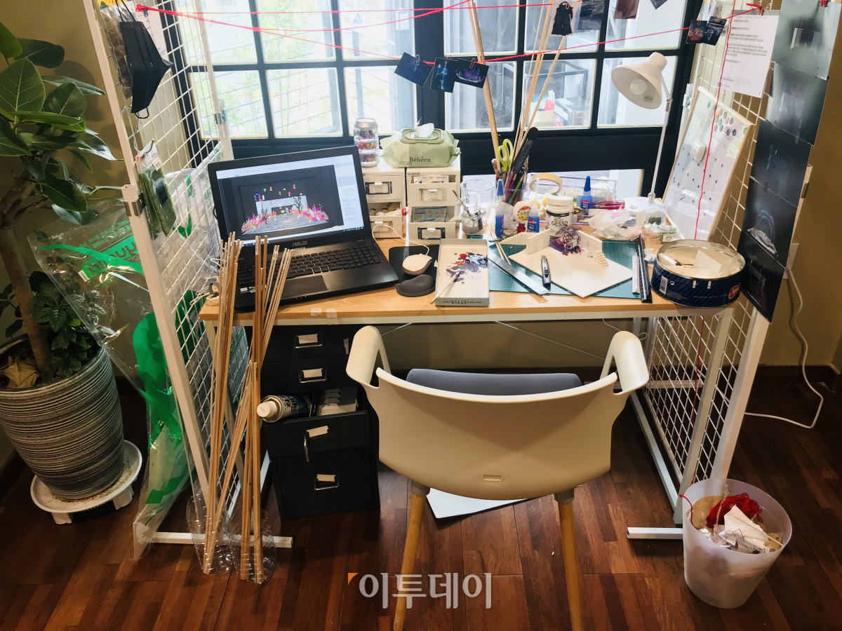 ▲전시된 책상들은 화려하거나 멋있는 책상이 아닌, 우리들 방에서 흔히 볼 수 있는 평범한 책상이었다. 평범한 책상이 주는 공감은 관람객으로 하여금 전시에 더욱 몰입할 수 있게 만들었다. (나경연 기자 contest@)