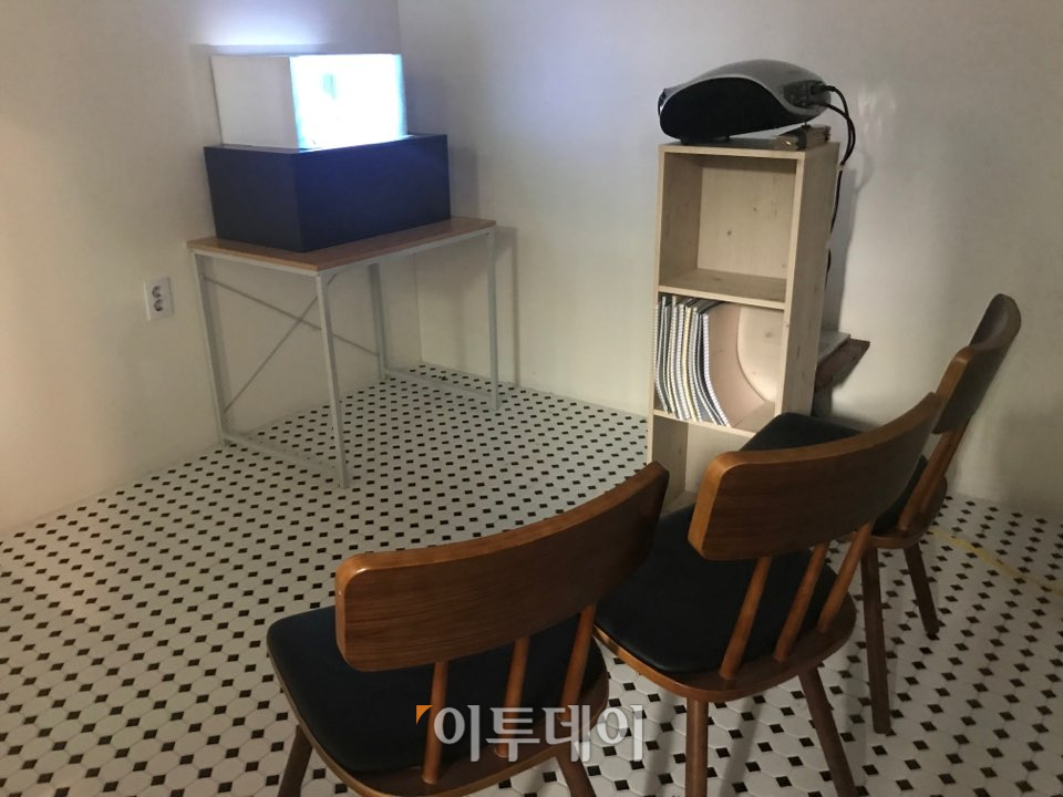 ▲영상 박스 앞에 마련된 의자는, 관람객이 의자에 앉아서 더 많은 것을 생각해볼 수 있는 기회를 제공했다. (나경연 기자 contest@)