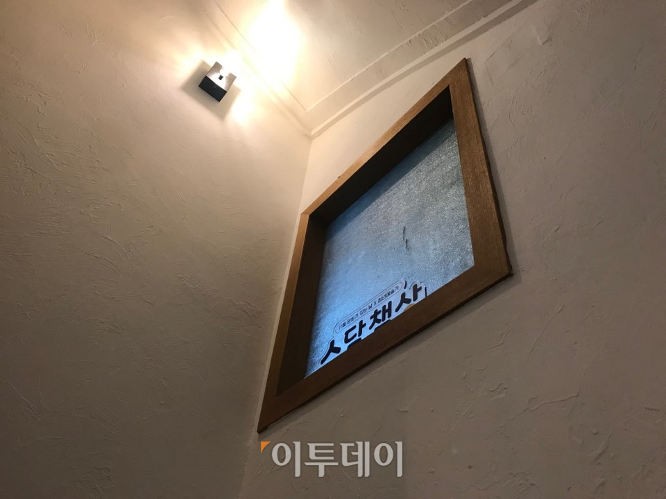 ▲스담책상전에 공개된 낡은 책상 위에는 라면 국물로 보이는 얼룩이 가득하고, 공간은 비좁아 두 팔을 올릴 곳도 없다. 하지만 관람객들은 이런 책상의 모습에서 위로를 받고 용기를 얻어갔다. (나경연 기자 contest@)