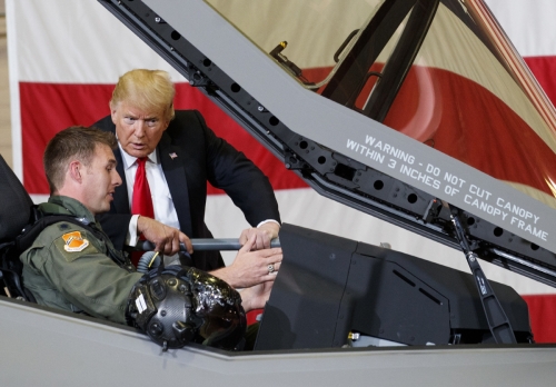 ▲도널드 트럼프 미국 대통령이 10월 19일(현지시간) 애리조나주 루크 공군기지를 방문해 F-35 전투기 조종석을 살펴보고 있다. 루크/AP뉴시스 
