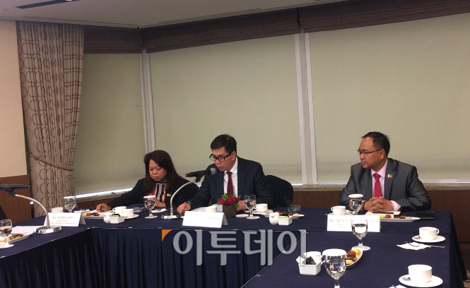 ▲베니토 벵존 주니어 필리핀 관광부 차관(가운데)은 27일 서울 중구 소공동 롯데호텔에서 진행된 기자간담회에서 "지속 가능하고 책임감 있는 관광 정책이 필리핀을 방문하는 관광객들의 만족도를 높일 수 있을 것"이라며 관광객 유치를 위해 최선을 다하겠다고 밝혔다. 김소희 기자 ksh@