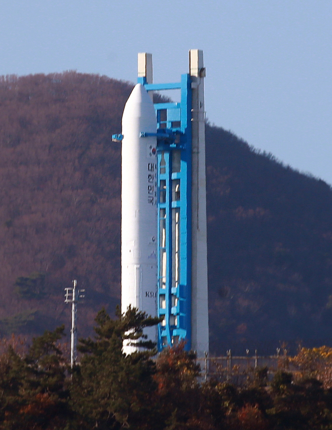 ▲한국형 발사체 누리호 엔진의 시험발사체 발사 예정일을 하루 앞둔 27일 오후 전남 고흥군 봉래면 나로우주센터 발사대에 시험발사체가 기립해 있다. (연합뉴스)