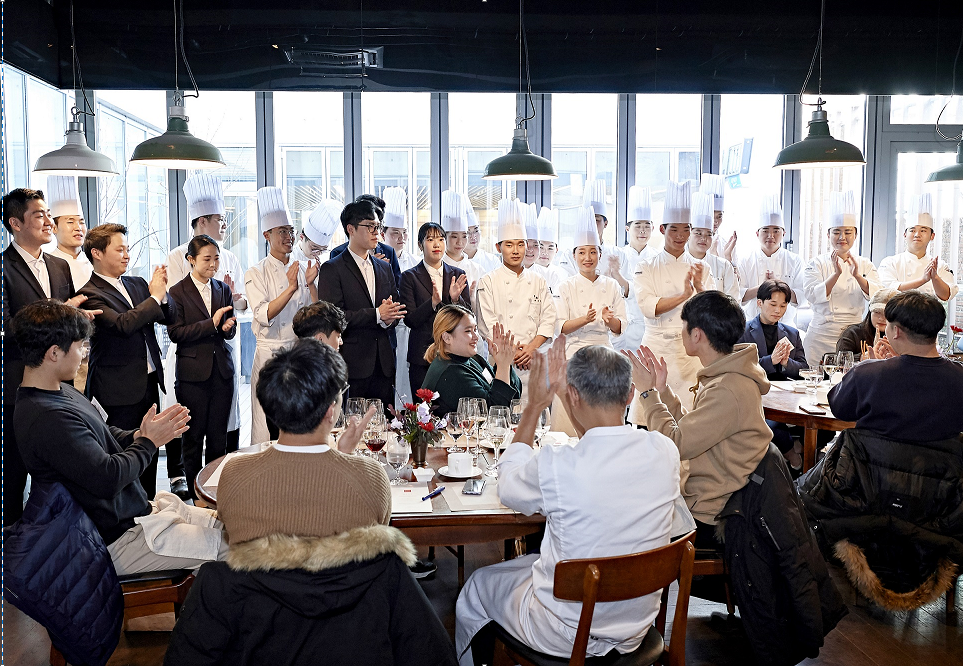 ▲2018 졸업식을 앞둔 SK 뉴스쿨 학생들이 졸업을 축하 받고 있다.(사진 제공=SK행복나눔재단)