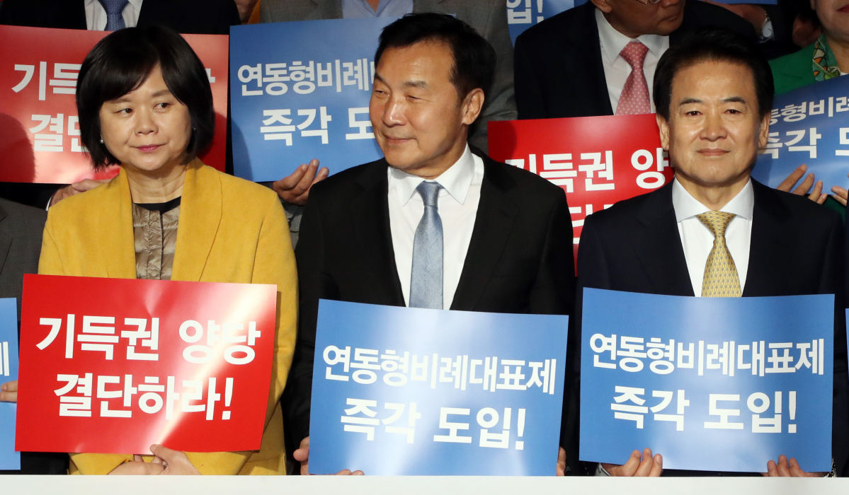 ▲바른미래당 손학규(가운데), 민주평화당 정동영(오른쪽), 정의당 이정미 대표가 3당 의원 및 당직자들과 함께 28일 국회본청 로텐더홀에서 열린 연동형 비례대표제 촉구 결의대회에 참석해 있다. (연합뉴스)