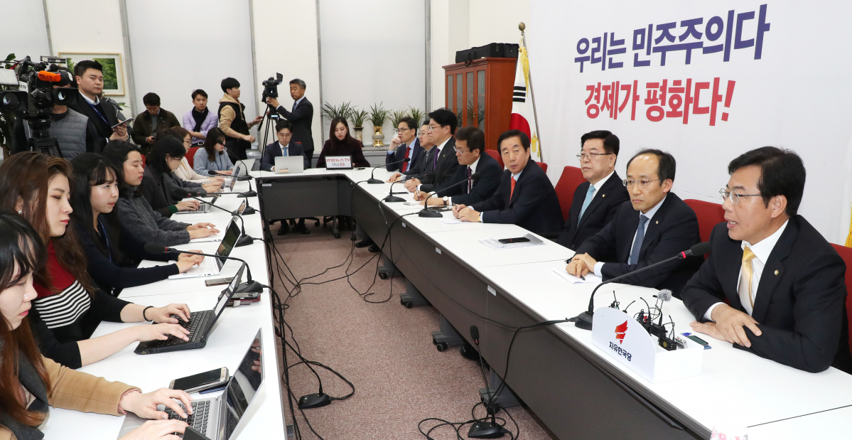 ▲자유한국당 김성태 원내대표(오른쪽 네번째)와 국회 예산결산위원회 장제원 간사 등 의원들이 27일 오후 국회 원내대표실에서 열린 예산소위 관련 긴급 기자회견에서 발언하고 있다. (연합뉴스)