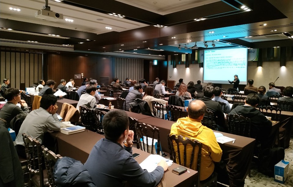 ▲한국SW산업협회가 개최한 ‘주요 거점별 해외 진출 전략 오픈세미나’에 참석한 사람들이 강연을 듣고 있다. (한국소프트웨어산업협회)