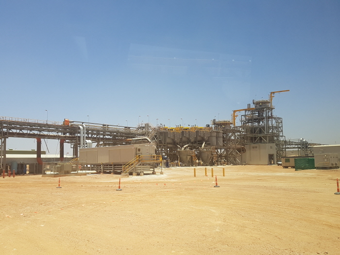 ▲‘분쇄공정’을 거친 리튬광석이 물을 사용해 불순물을 제거하는 ‘HMS(heavy media seperate)’ 과정을 통해 ‘1차 리튬정광’으로 탈바꿈하고 있다. 하유미 기자 jscs508@