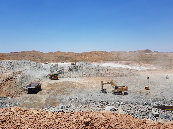 ▲필간구라 광산에서 리튬광석을 채굴하고 있는 장면. 사진제공 포스코