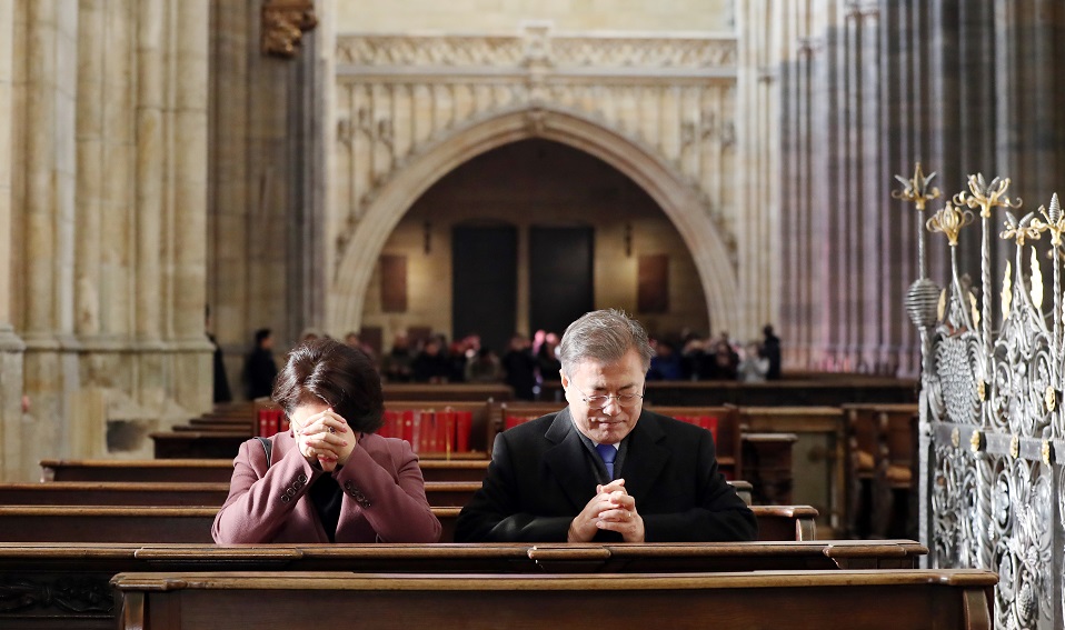 ▲G20 정상회의 중간 기착지인 체코 프라하를 방문 중인 문재인 대통령과 부인 김정숙 여사가 28일 오전(현지시간) 프라하 성내 비투스 성당을 둘러본 뒤 기도하고 있다.(프라하/연합뉴스)