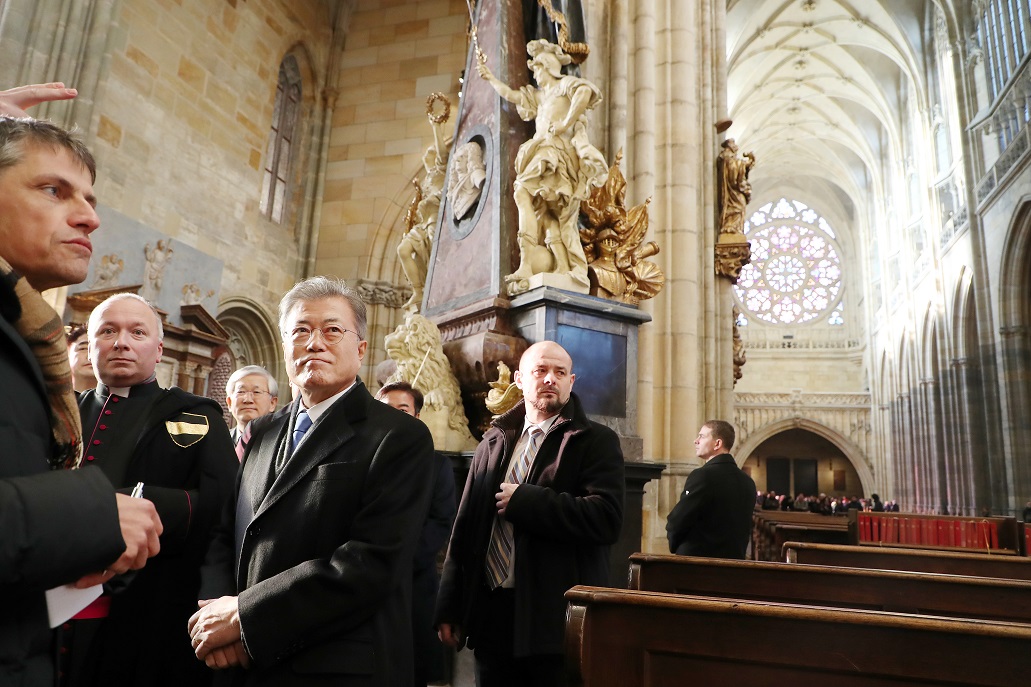 ▲G20 정상회의 중간 기착지인 체코 프라하를 방문 중인 문재인 대통령과 부인 김정숙 여사가 28일 오전(현지시간) 프라하 성내 비투스 성당을 둘러보고 있다.(프라하/연합뉴스)