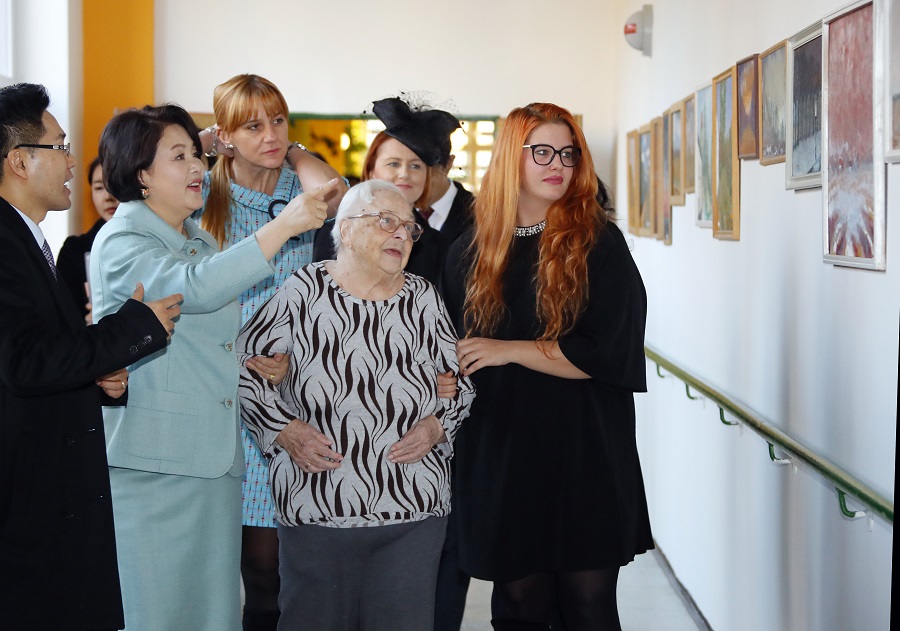 ▲체코를 방문 중인 문재인 대통령 부인 김정숙 여사가 28일 오후 (현지시간) 체코 프라하 시내 코도프 노인 요양원을 방문해 요양 중인 한 노인과 함께 실내를 둘러보고 있다.(프라하/연합뉴스)