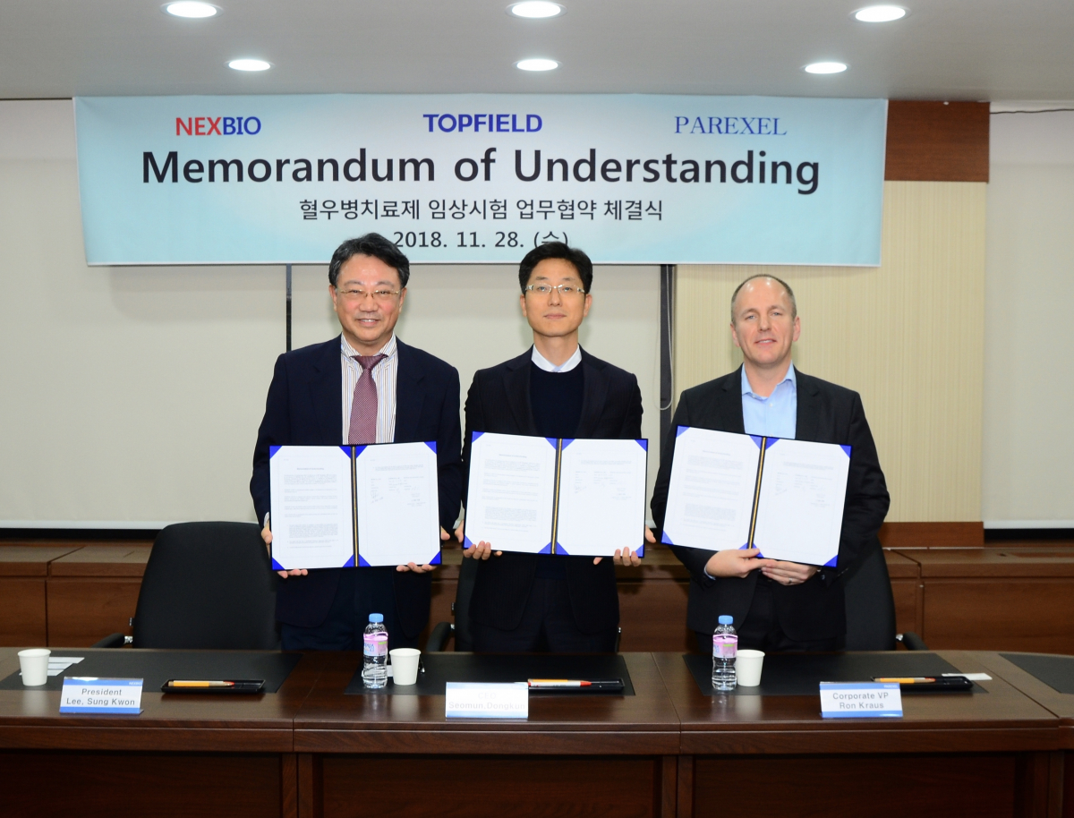 ▲: 왼쪽부터 이성권 넥스바이오 총괄사장, 서문동군 토필드 대표, 론 크라우스 파렉셀 부사장(토필드)