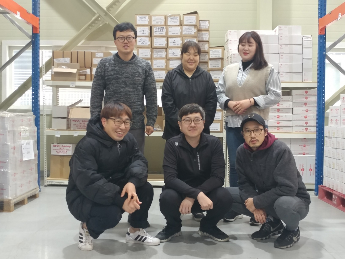 ▲엘솔컴퍼니 물류센터 직원들 모습.(사진제공=엘솔컴퍼니)