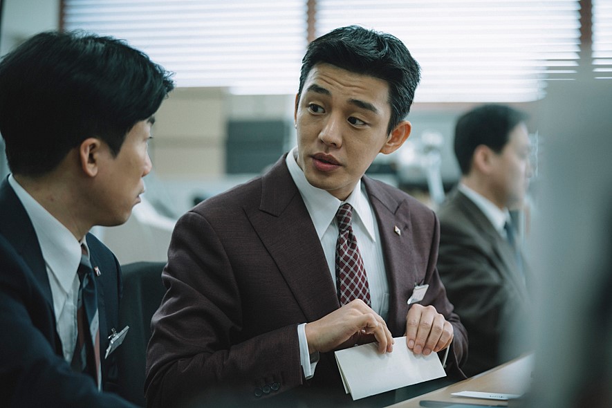 ▲금융맨 윤정학(유아인 분)은 외국인들의 투자 철수 조치와 잇따른 경제 악화 신호에 국가부도가 가까이 왔음을 느낀다. 하지만 주변 사람들은 경제 호황에 취해 그의 말을 듣지 않는다. (사진제공=CJ엔터테인먼트)