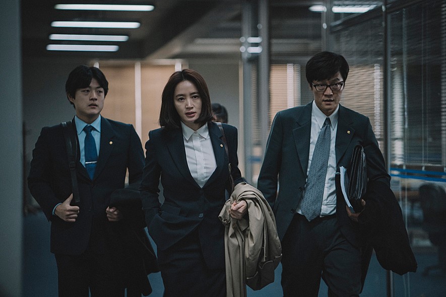 ▲한국은행 통화정책 팀장 한시현(김혜수 분)은 나라 안팎에 수많은 경고 신호를 무시한 결과, 국가부도가 다가올 것을 직감한다. (사진제공=CJ엔터테인먼트)