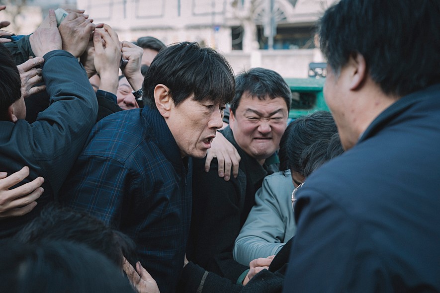 ▲국가부도로 그릇 공장 사장 갑수(허준호)는 백화점으로부터 받은 어음이 하루 아침에 휴짓조각이 되는 경험을 한다. (사진제공=CJ엔터테인먼트)