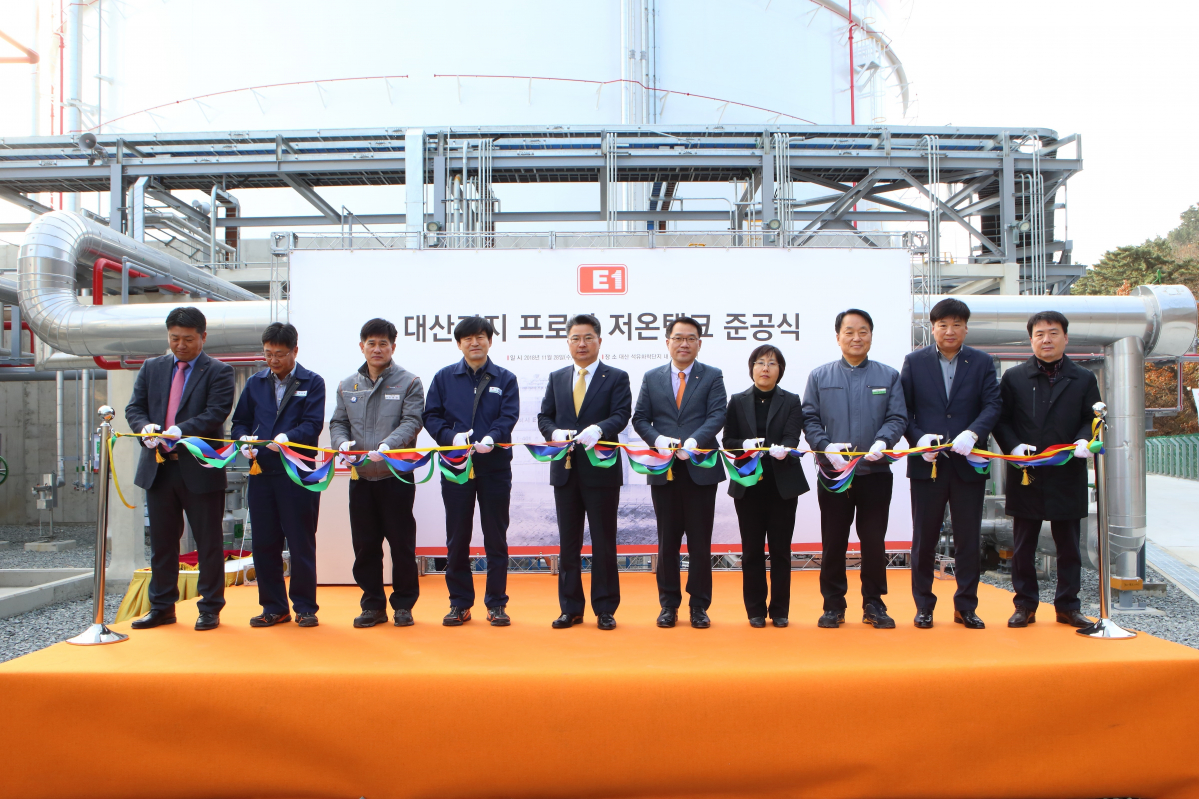 ▲28일 충남 서산 소재 E1 대산기지에서 열린 프로판 저온 저장 탱크 준공식에서 테이프커팅을하고 있다 사진 왼쪽 네 번째부터 노행곤 롯데케미칼 대산공장 기술부문 공장장, 천정식 E1 기술운영본부장, 김상훈 E1 해외영업부문장, 김태연 대산세관비즈니스센터장, 홍우평 씨텍 대표.(사진 제공=E1)