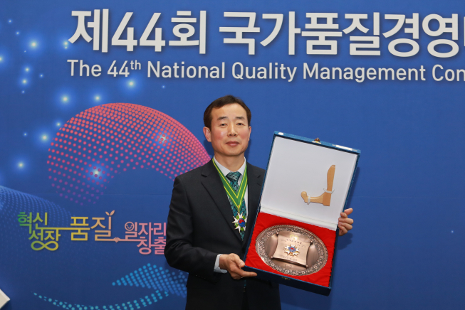 ▲제44회 국가품질경영대회에서 국가품질명장으로 인증서를 받은 한화토탈 동력팀 최철림 기장(사진제공=한화토탈)