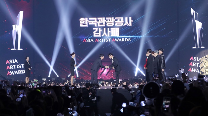 ▲한국관광공사는 28일 인천 남동체육관에서 열린 '2018 아시아 아티스트 어워즈'에서 한국관광 홍보 및 외래관광객 유치 증진에 기여한 공로로 배우 이병헌과 그룹 방탄소년단(BTS)에게 감사패를 전달했다.(사진제공= '2018 Asia Artist Awards 조직위원회' )