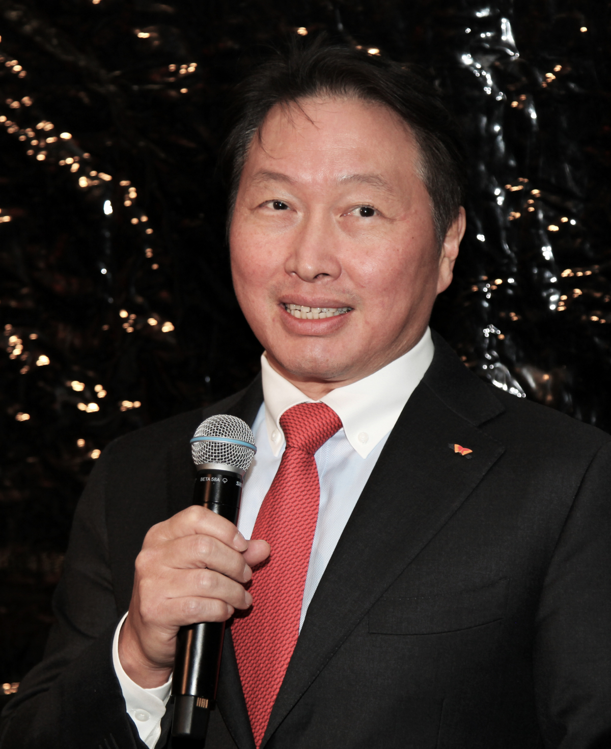 ▲최태원 SK회장이 28일(현지시간) 저녁 워싱턴 D.C.의 SK하이닉스 지사에서 열린 'SK Night(SK의 밤)' 행사에 참석해 인사말을 하고 있다.(사진제공=SK그룹)