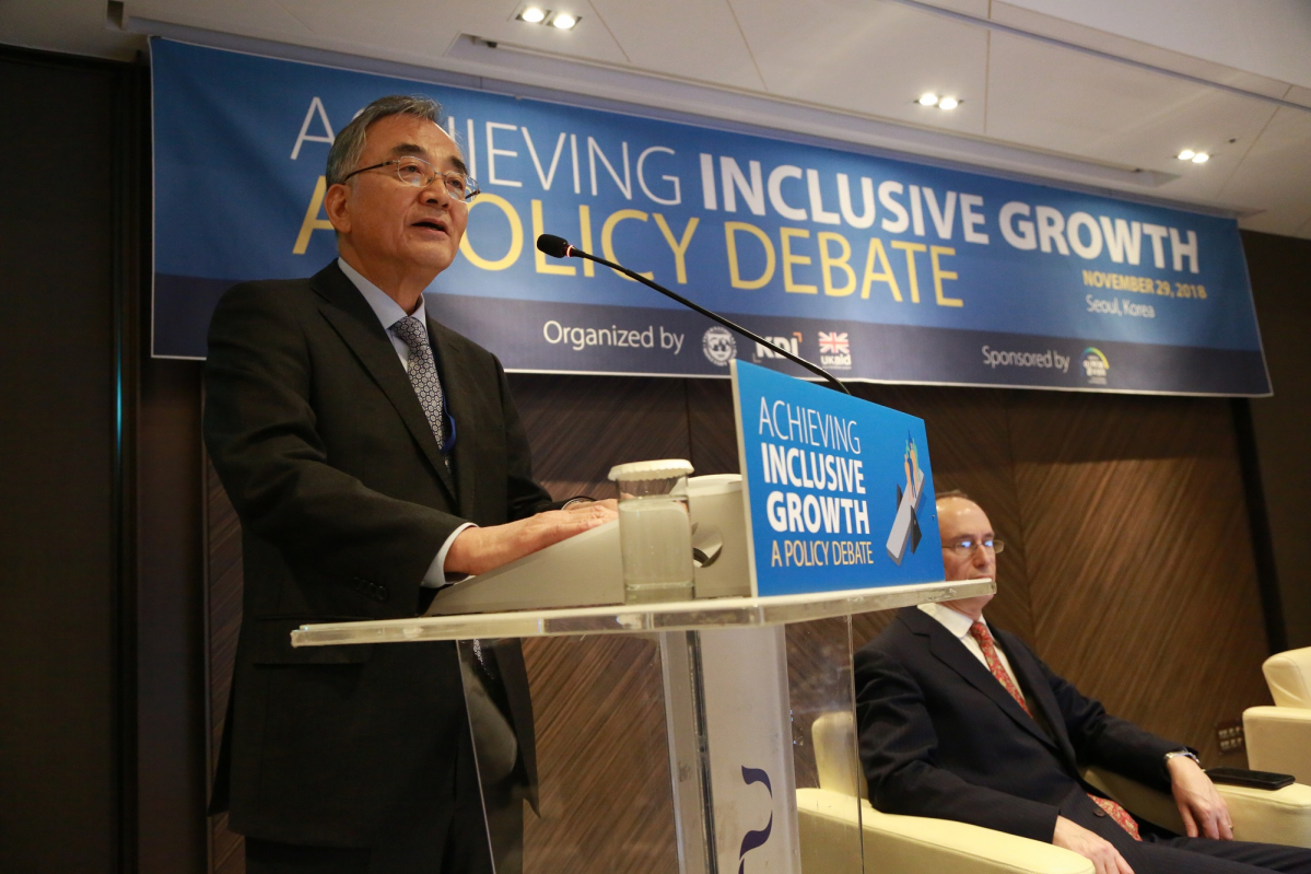 ▲29일 서울 플라자호텔에서 국제통화기금(IMF)과 한국개발연구원(KDI)이 공동주최한 ‘포용적 성장 실현을 위한 정책 논의’ 컨퍼런스에서 최정표 KDI 원장이 환영사를 하고 있다.(제공=기획재정부)