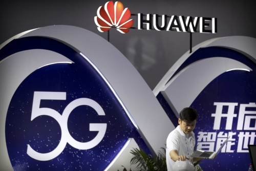 ▲중국 베이징에서 9월 26일(현지시간) PT 엑스포가 열리는 가운데 화웨이 로고가 보이고 있다. 뉴질랜드는 28일 5G 통신망 구축에 화웨이 장비 사용을 금지했다. 베이징/AP뉴시스
