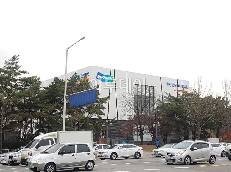 ▲경기 안양시 동안구 비산동에 자리잡은 '안양호계 두산위브' 견본주택 외관. 서지희 기자 jhsseo@