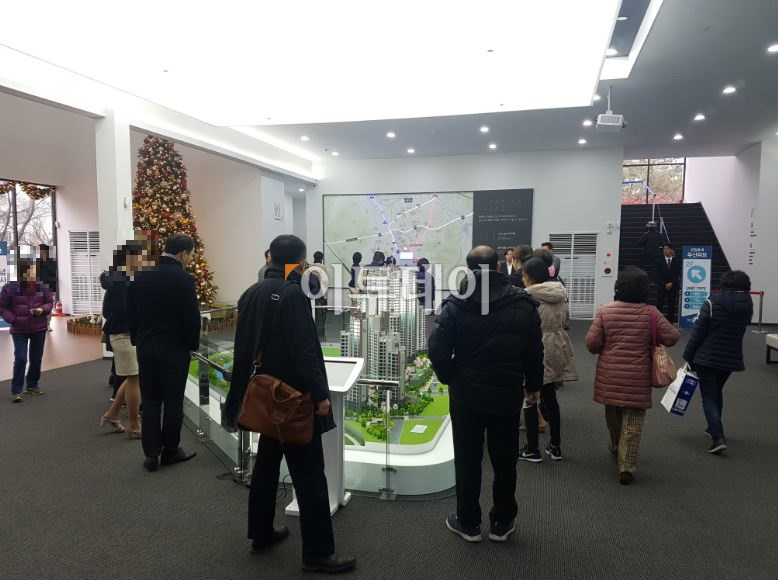 ▲'안양호계 두산위브' 견본주택을 둘러보는 방문객들의 모습. 서지희 기자 jhsseo@
