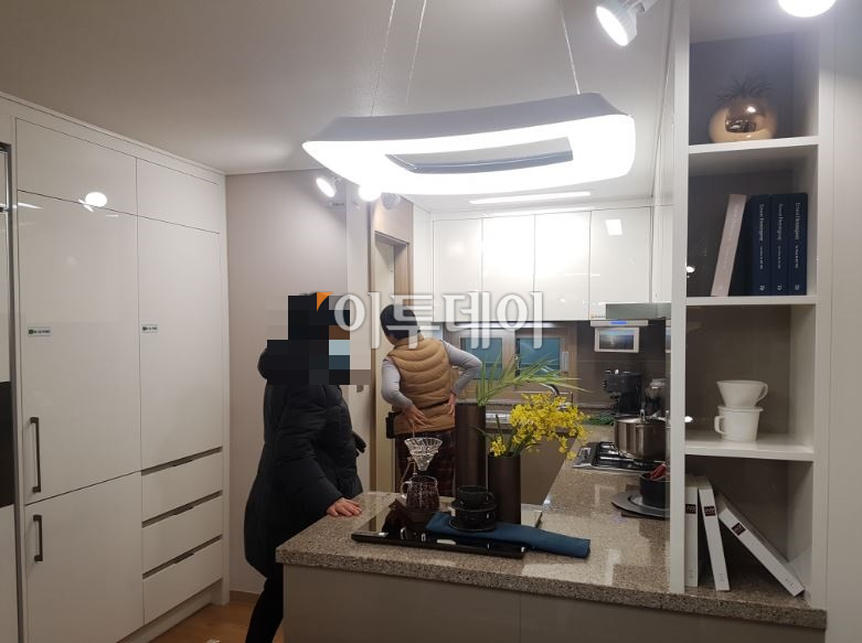 ▲'안양호계 두산위브' 견본주택을 살펴보는 방문객들. 서지희 기자 jhsseo@