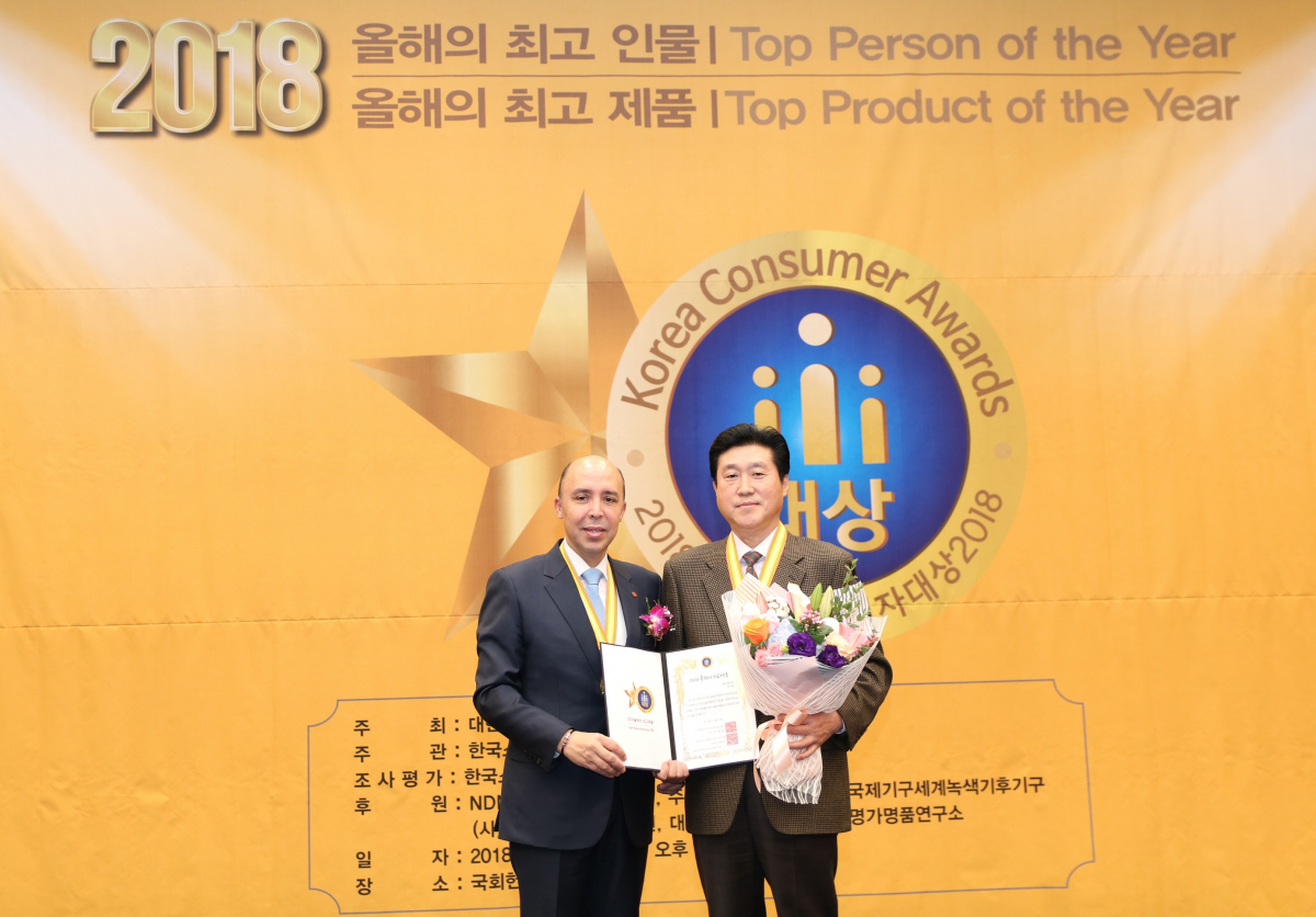 ▲동국제약의 약용효모 성분 탈모 치료제 ‘판시딜’이 2018 대한민국 소비자대상 시상식에서 의약품 중 유일하게 ‘올해의 최고제품’ 부문을 수상했다. 서호영 동국제약 마케팅 이사(오른쪽)가 수상 후 기념촬영을 하고 있다.(사진제공=동국제약)