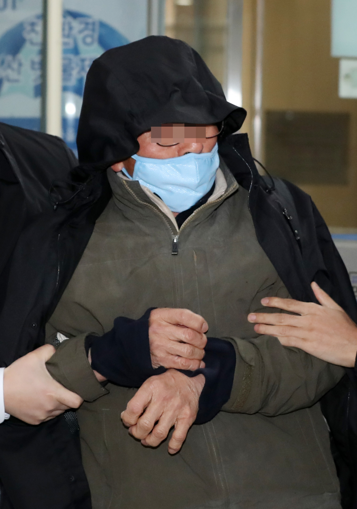 ▲김명수 대법원장 차량에 화염병을 던져 구속된 남모씨가 29일 오후 서울 서초구 서울중앙지방법원에서 열린 구속 전 피의자 심문(영장실질심사)에 출석하고 있다.(뉴시스)