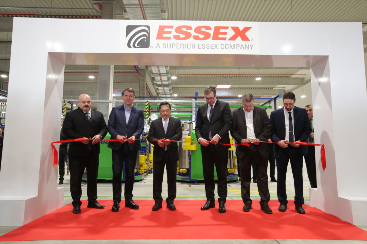 ▲30일 구자열 LS그룹 회장(왼쪽 세번째)과 부치치 세르비아 대통령(왼쪽 네번째)이 세르비아 즈레냐닌시에서 개최된 SPSX 권선 생산법인 준공식에서 내빈들과 함께 테이프 커팅식을 하고 있다.(사진제공 LS)